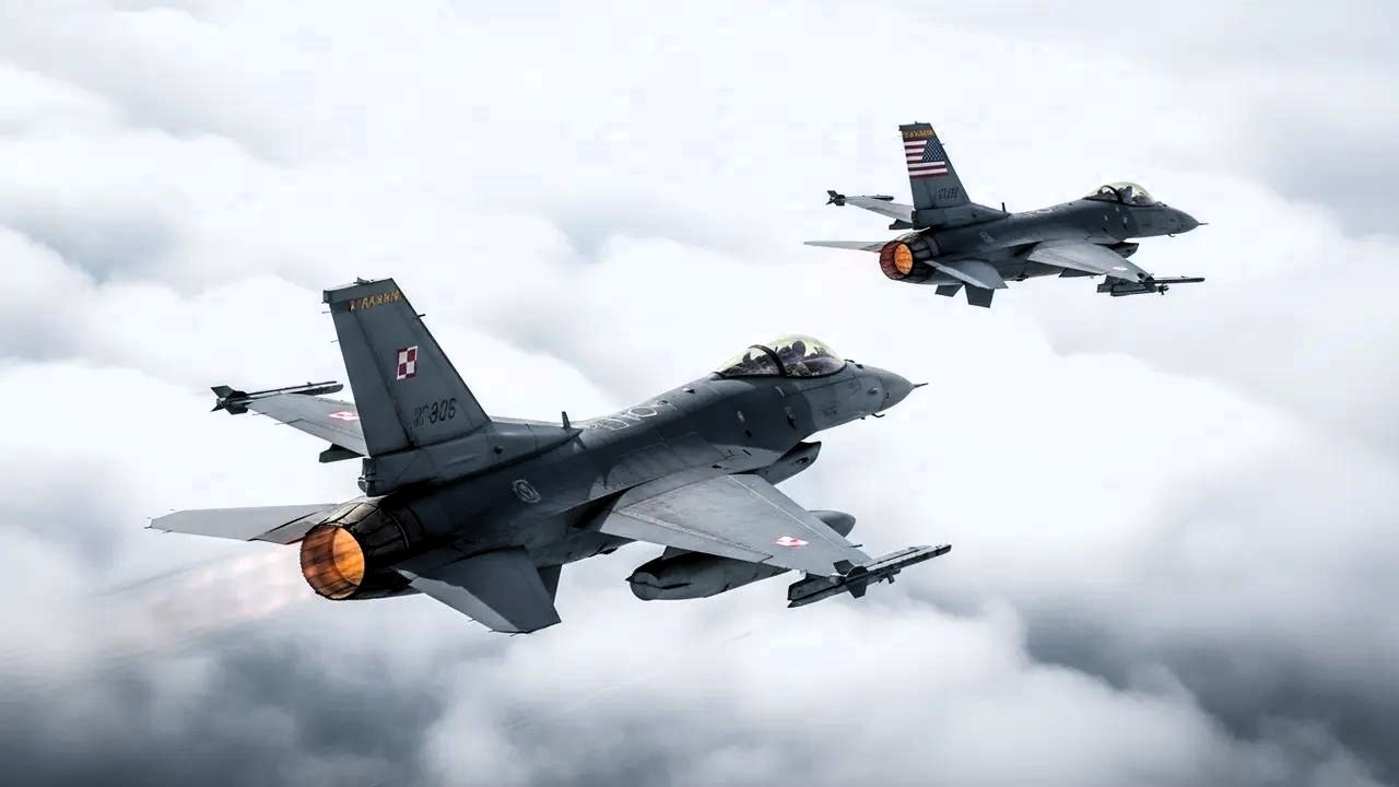 Pojedynek F-16 Jastrząb Polski z Viperem nad Arktyką kunszt pilota triumfuje nad technologią