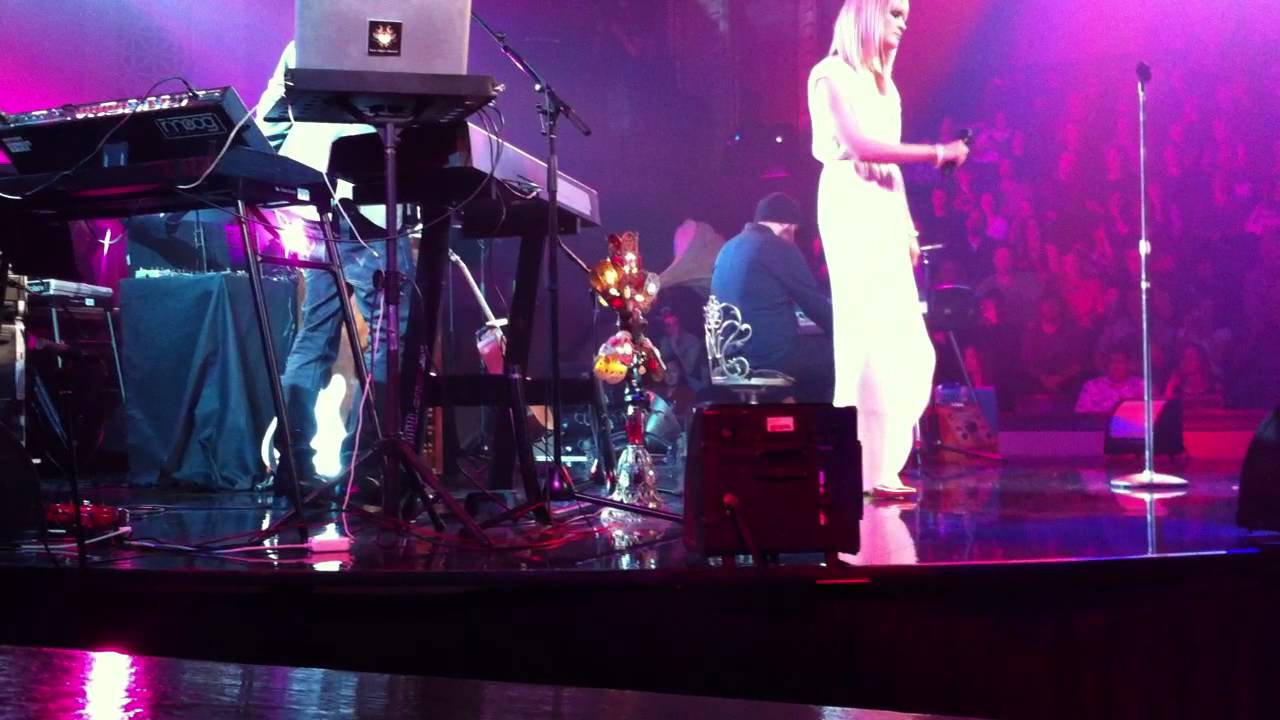 Late Night Alumni with Kaskade - January 12, 2012 Live Performance Light Reading