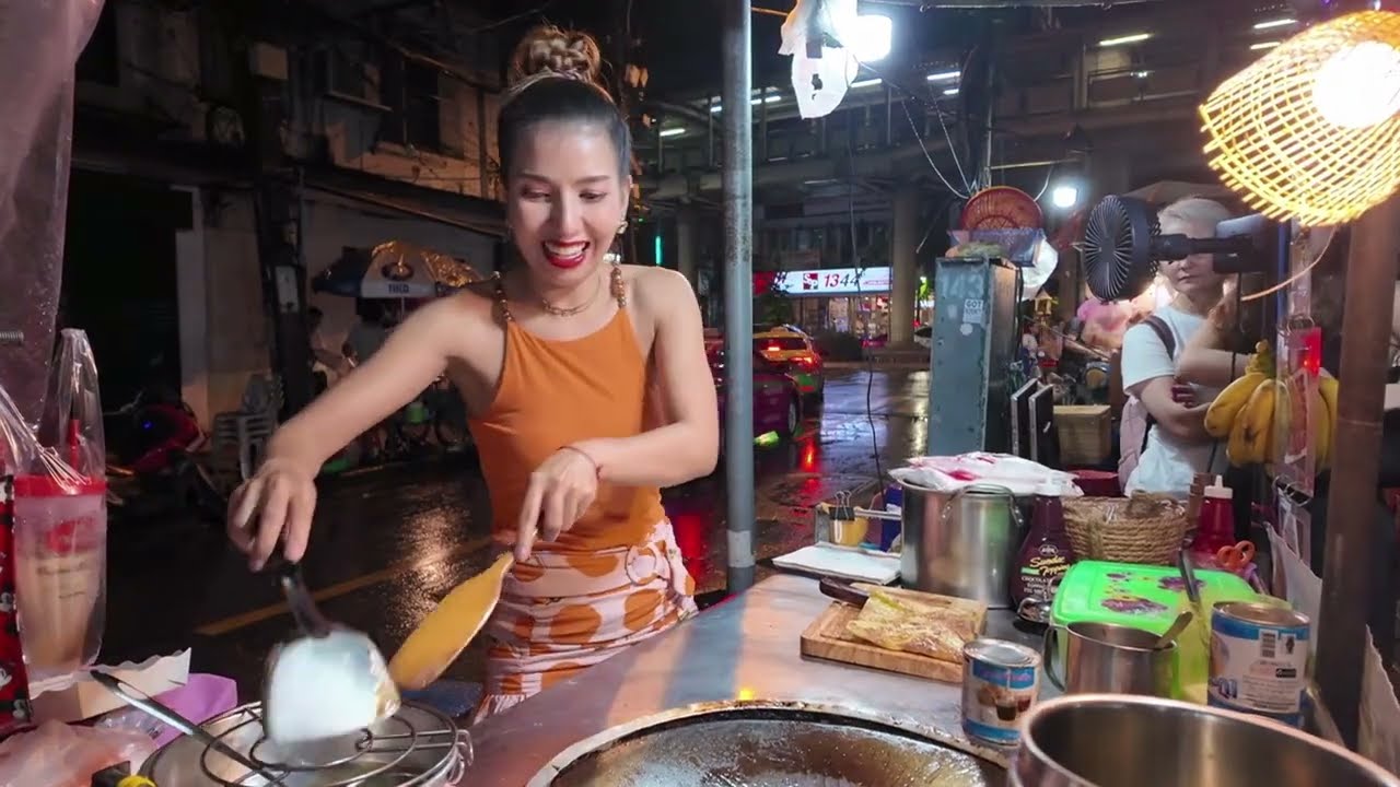 BEAUTIFUL ROTI LADY 🥞 | Making THE MOST POPULAR BANANA PANCAKES in Bangkok!