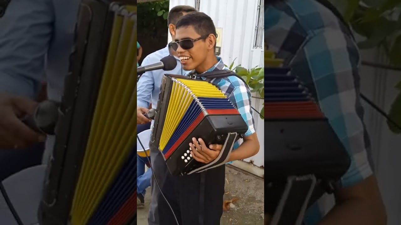hno Alex tuberquia en plena calle cantando al señor