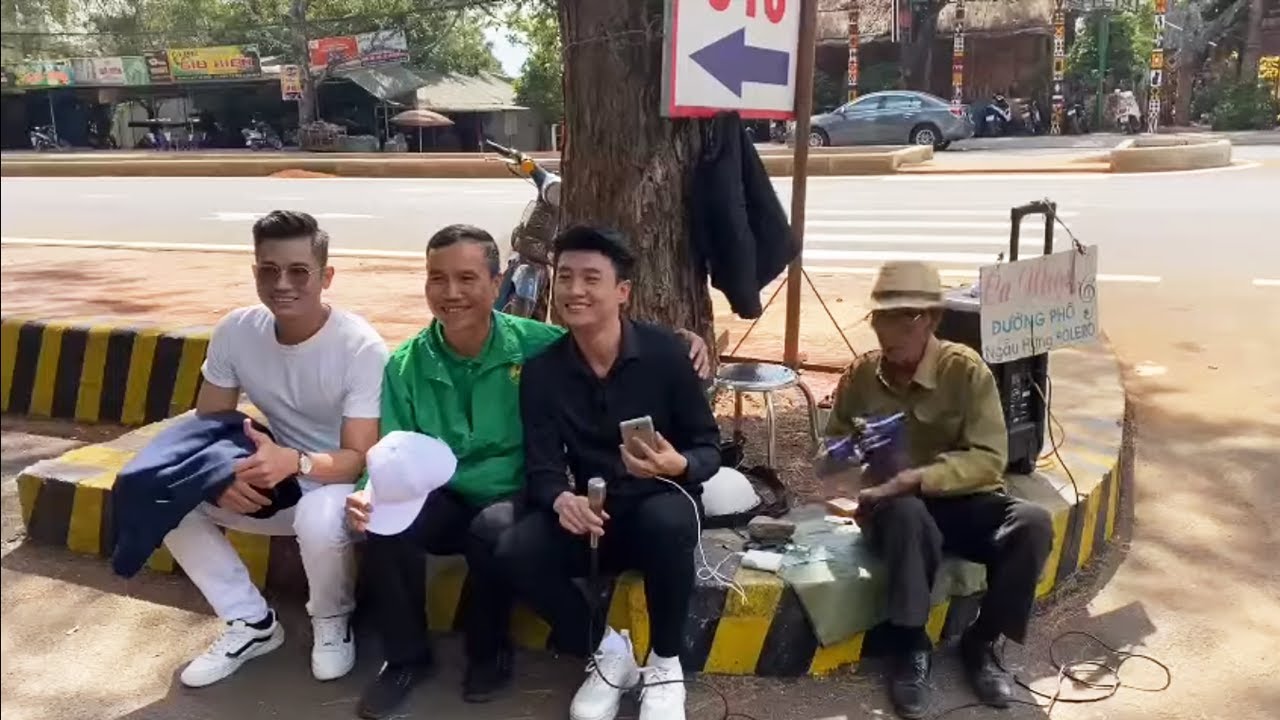Quốc Trường ngẫu hứng khoe giọng hát ngọt ngào ngay lề đường