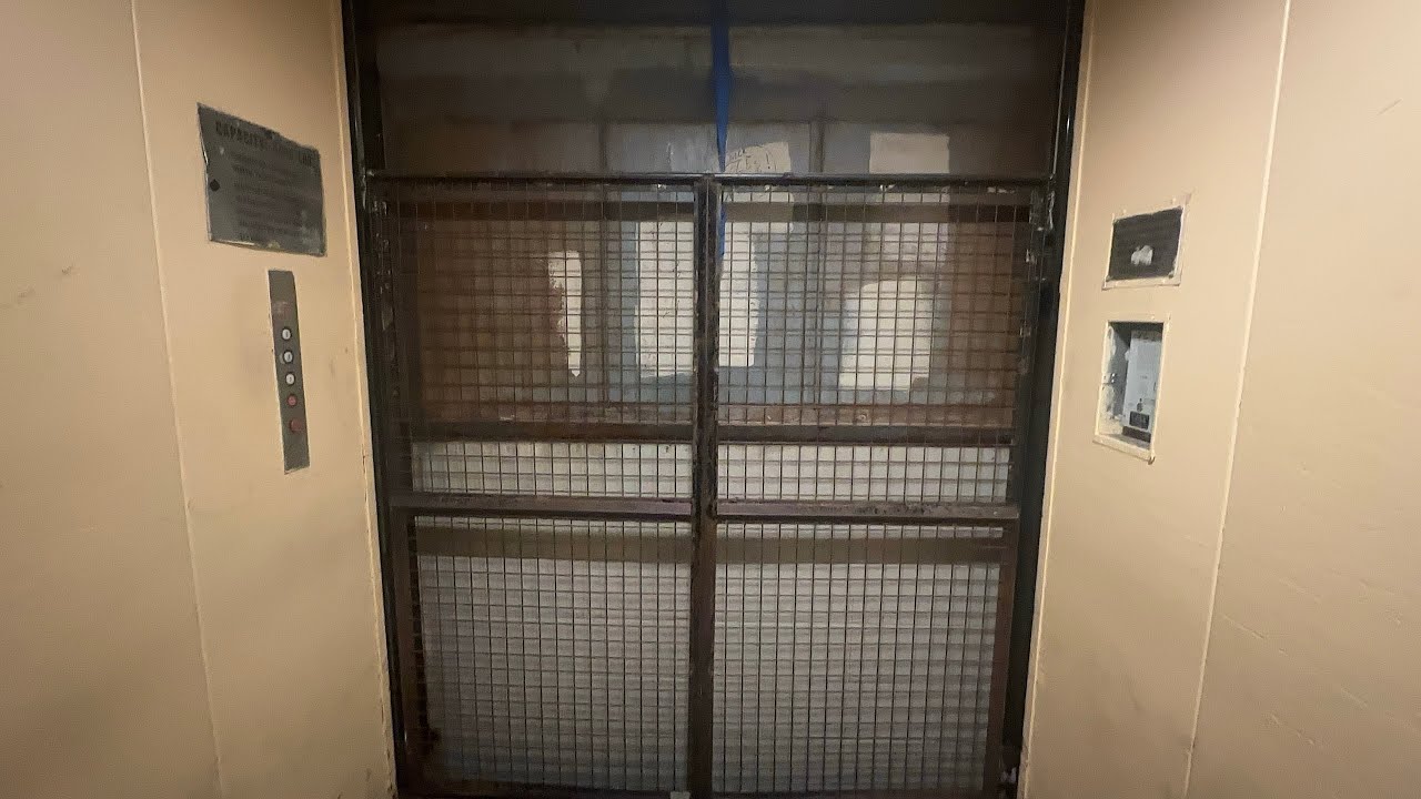 Грузовой лифт с гидравлическим приводом Penn City в парке Уиллоу Гроув, Уиллоу Гроув, Пенсильвания.