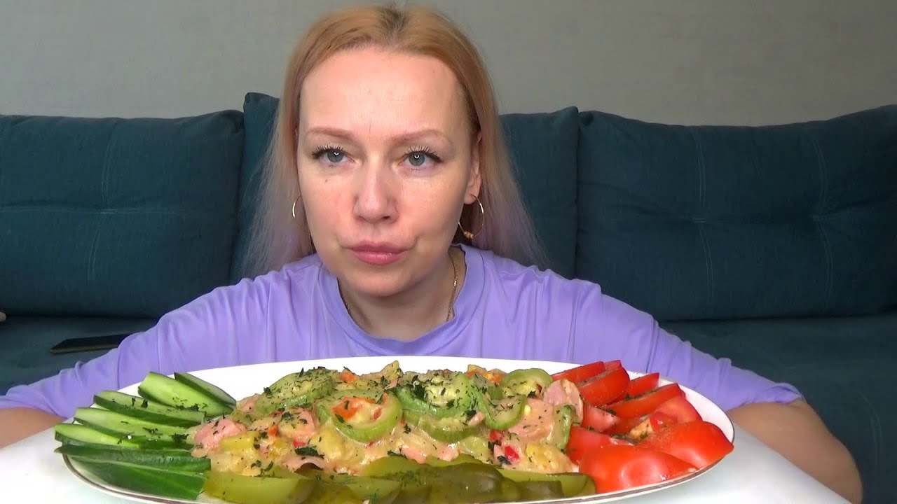 МУКБАНГ ПП КАБАЧКИ ТУШЕНЫЕ С СОСИСКАМИ, ЛУКОМ И ПЕРЦЕМ В СЫРНОМ СОУСЕ, ОВОЩИ/Русский мукбанг/не АСМР