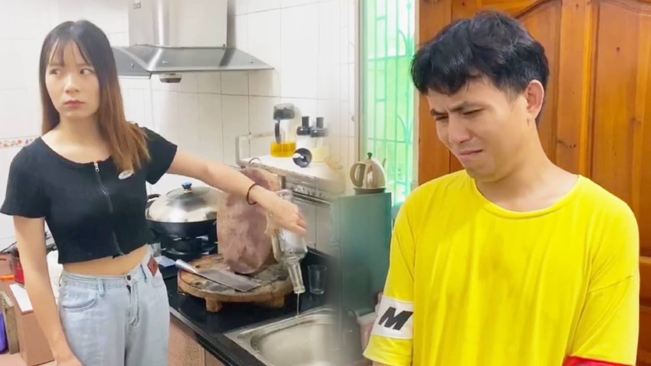 李飞和好友喝酒被老婆当场倒掉，谁料沙雕李飞竟把酒吸出来？和好友一醉方休！#沙雕村 #沙雕 #funny #comedy #搞笑