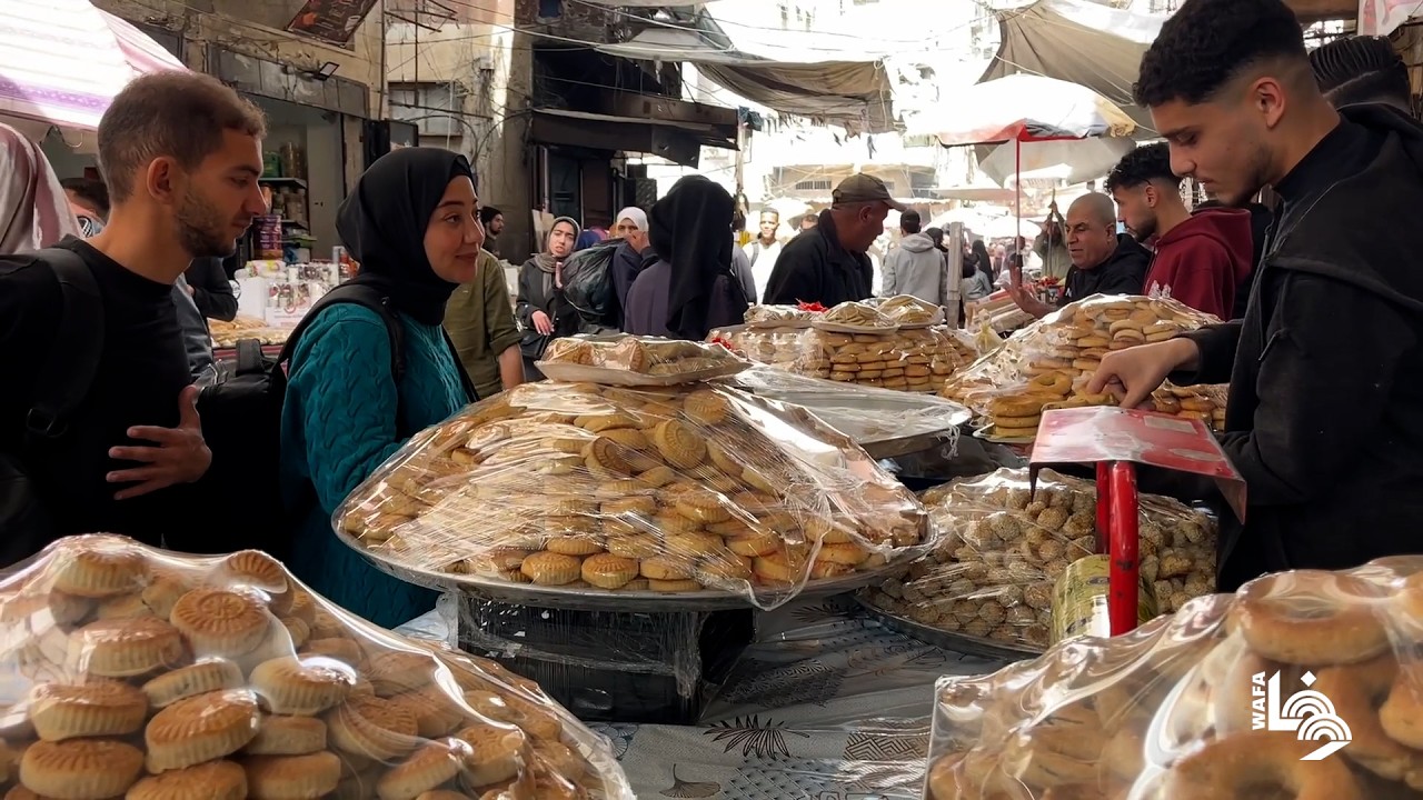 مواطنون يتسوقون في سوق الزاوية بغزة استعداداً لعيد الفطر وسط ارتفاع الأسعار وإغلاق المعابر
