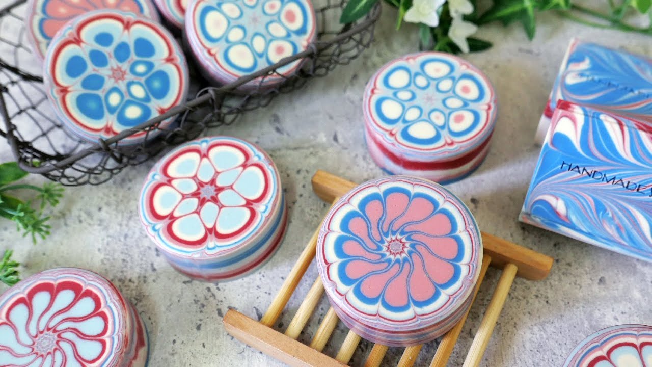 紅藍花磚母乳皂 - the pour and pull through handmade soap with floral discs in cylinder molds - 手工皂