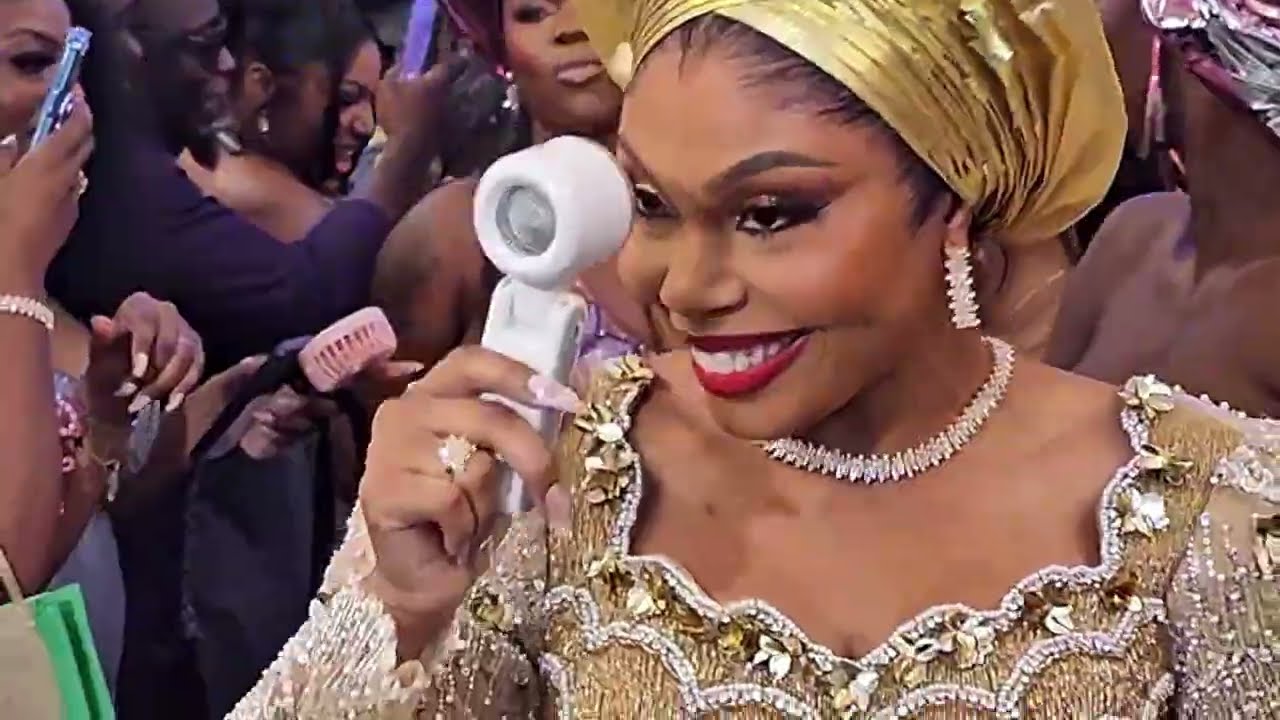 Segun Johnson performs in London owambe wedding for IYA IYAWO and her full squad-Dami and Paul
