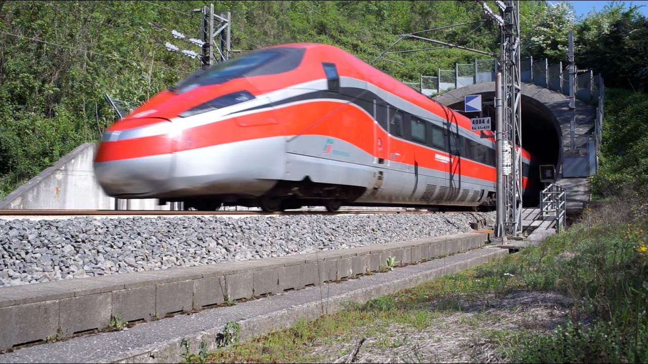 Treni ad alta velocità visti da vicino in piena linea Roma-Napoli