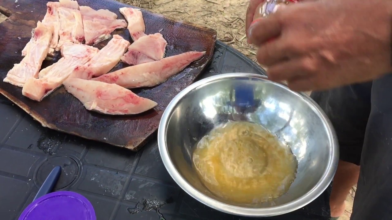 Aprenda a fazer piranha frita na beira do rio pratico e delicioso sem recursos e com faca cega.
