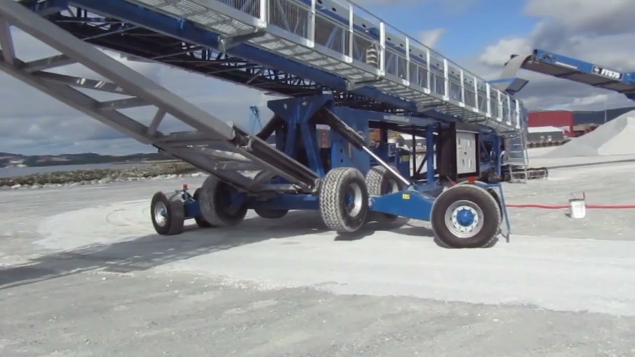 EDGE MTS140 Radial Telescopic Conveyor stockpiling Aggregate 720p