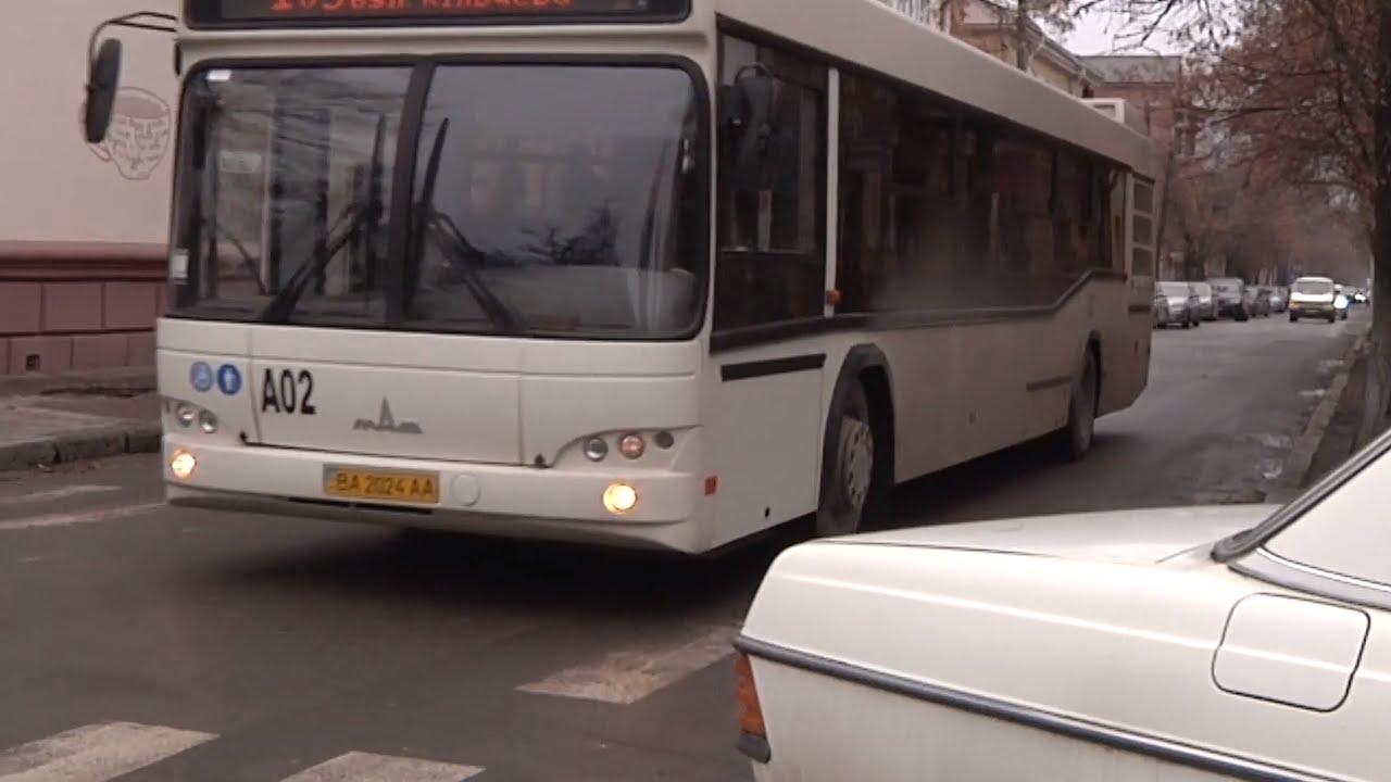 У Кропивницькому припарковані автівки заважають руху автобусів