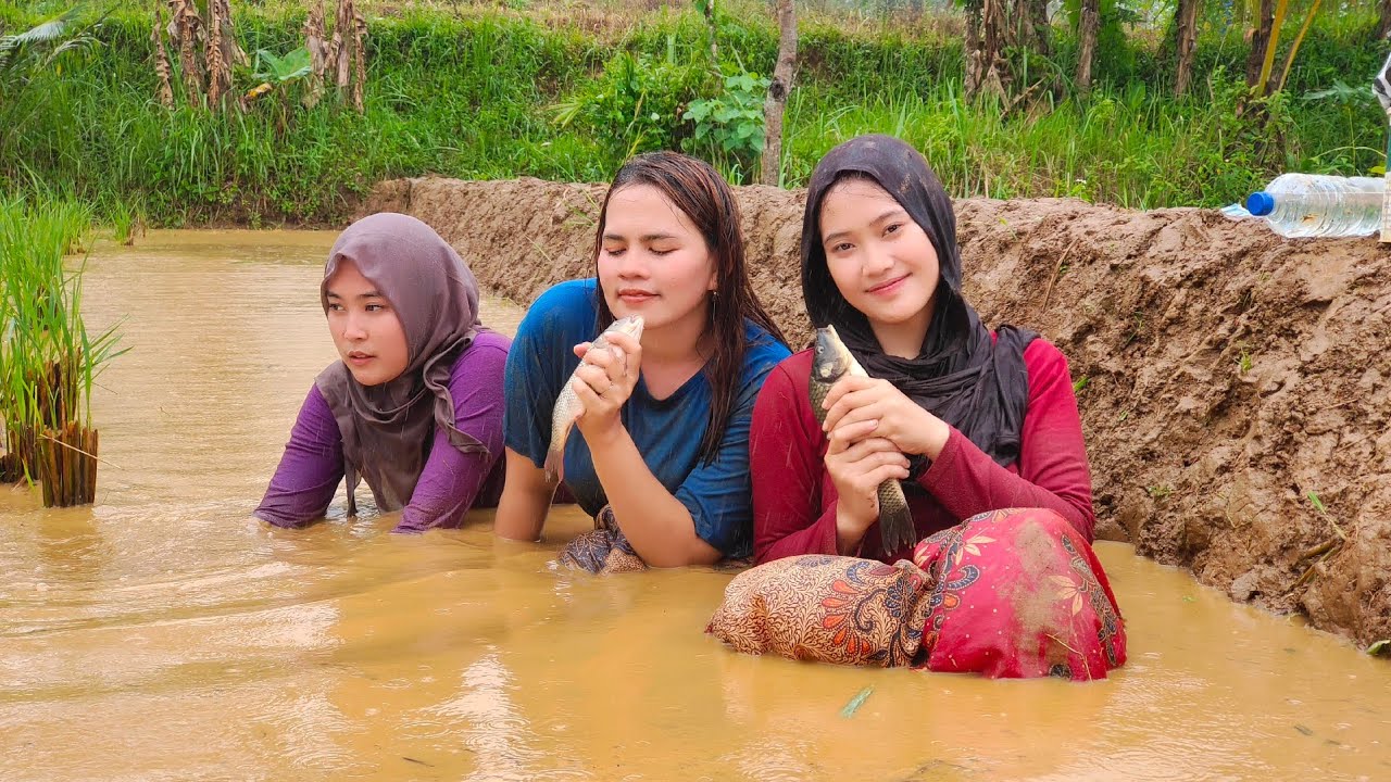 WOOW SERU...HUJAN TURUN DI PEDESAAN‼️BERBURU IKAN DI SAWAH BARENG KEMBANG DESA DI SAWAH