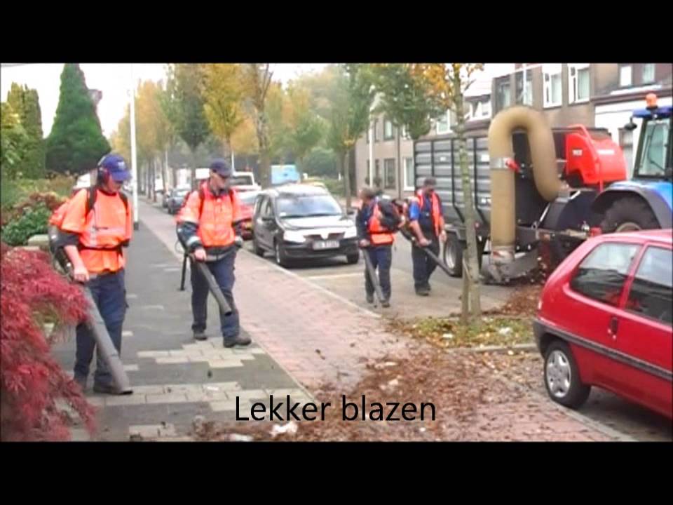 BergenopZoom,Antwerpsestraat,Bladblazers voeden bladzuiger in Bergen op Zoom.wmv