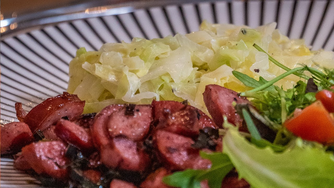 Stuvad vitkål med knaperstekt viltkorv