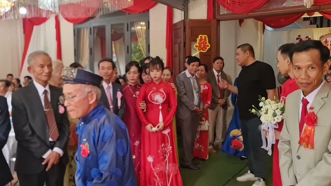Đám cưới ở Huế: Lễ xin giờ, nghinh hôn, bái tơ hồng, lễ rước dâu diễn ra ở nhà gái và lễ đón dâu. 