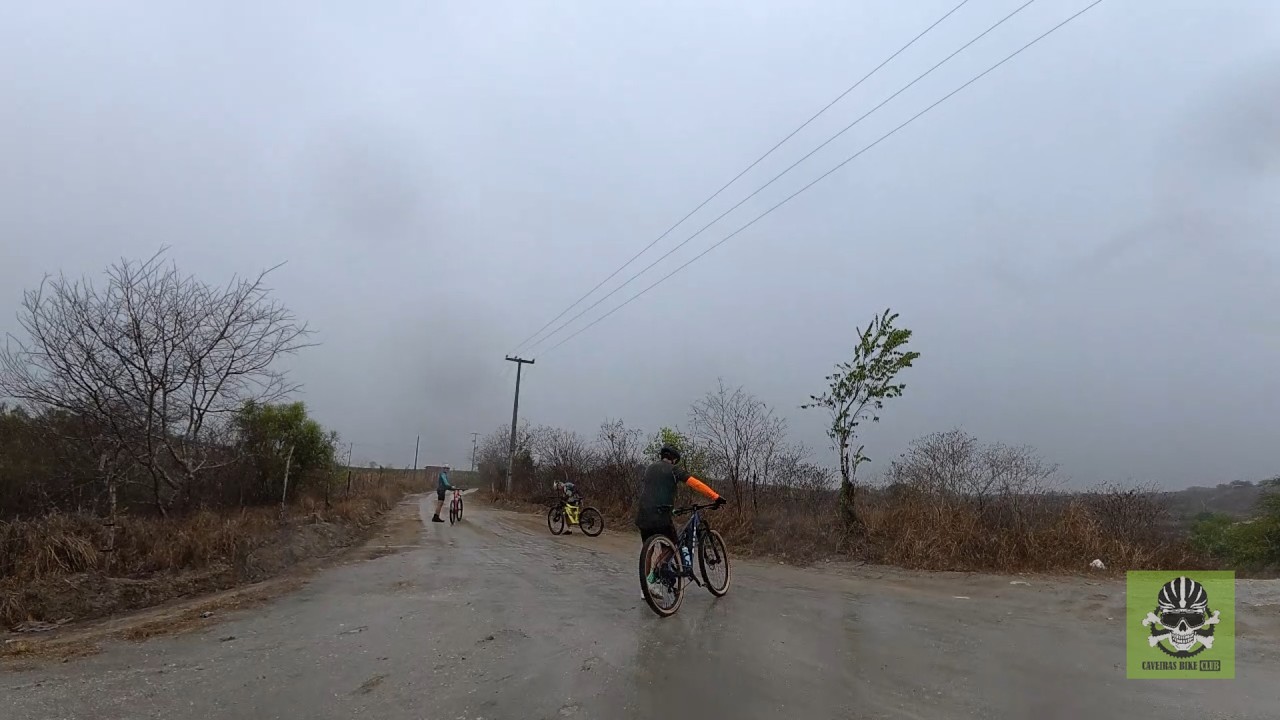CHUVA, LAMA E TENSÃO  PEDAL RAIZ DE MTB ENTRE POMBOS E BENGALAS