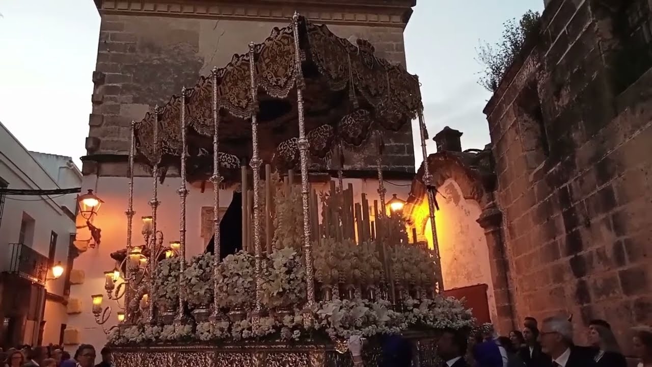 La Virgen del Desconsuelo a su paso por la Capilla de la Aurora