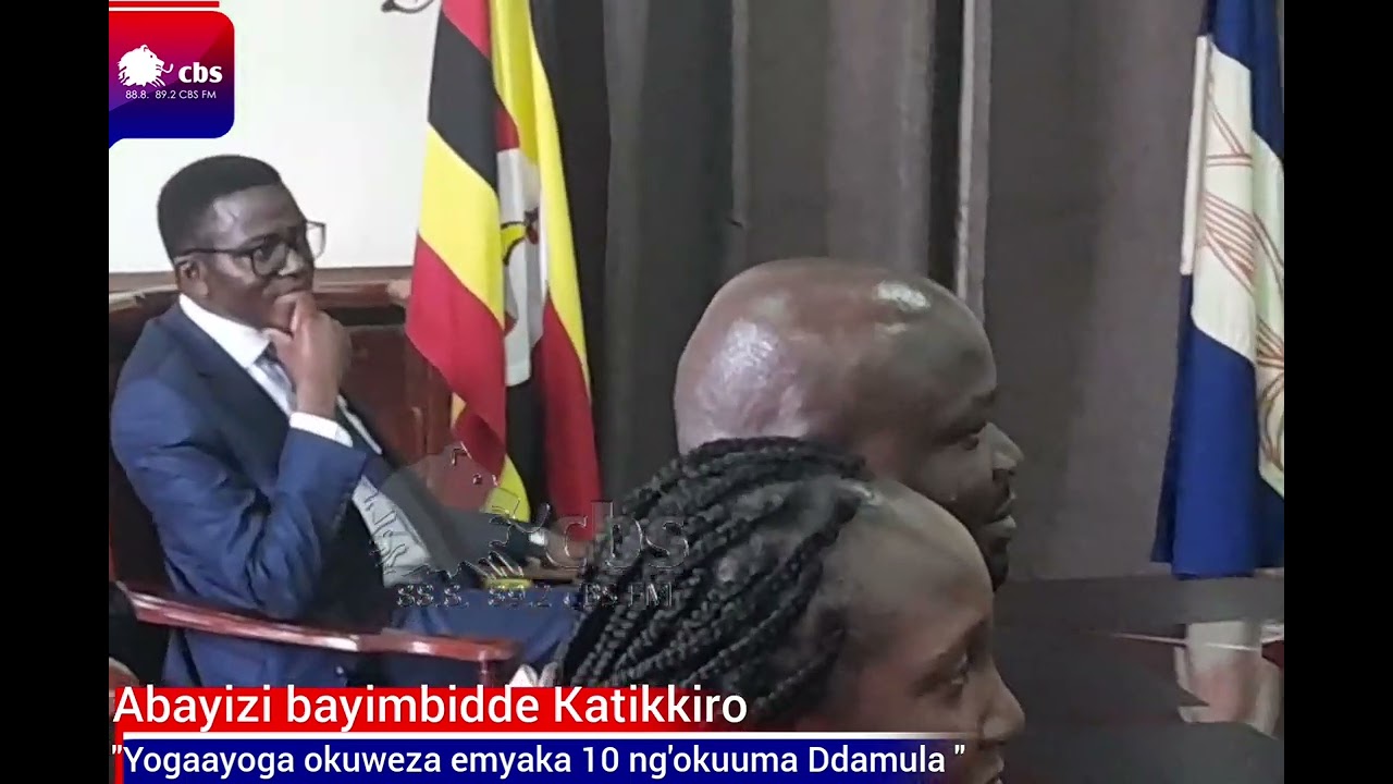 Abaana b'essomero lya St. Pius SS e Kiziba mu Busiro  bayimbidde Katikkiro Charles Peter Mayiga.