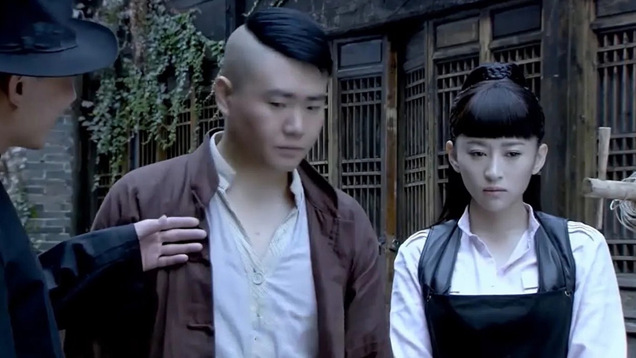 特務不知死活當街調戲姑娘，哪料姑娘是功夫高手，當場滅了他！ ⚔️ 抗日