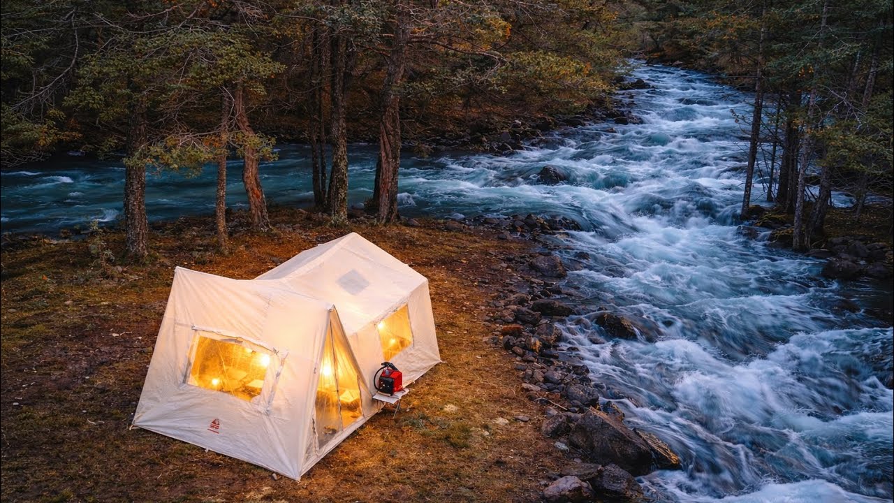 Кемпинг в тёплой палатке у бурной реки.