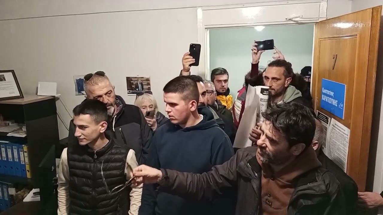 Αγρίνιο: Στα γραφεία βουλευτών της ΝΔ με σανό και κοπριά οι αγρότες 