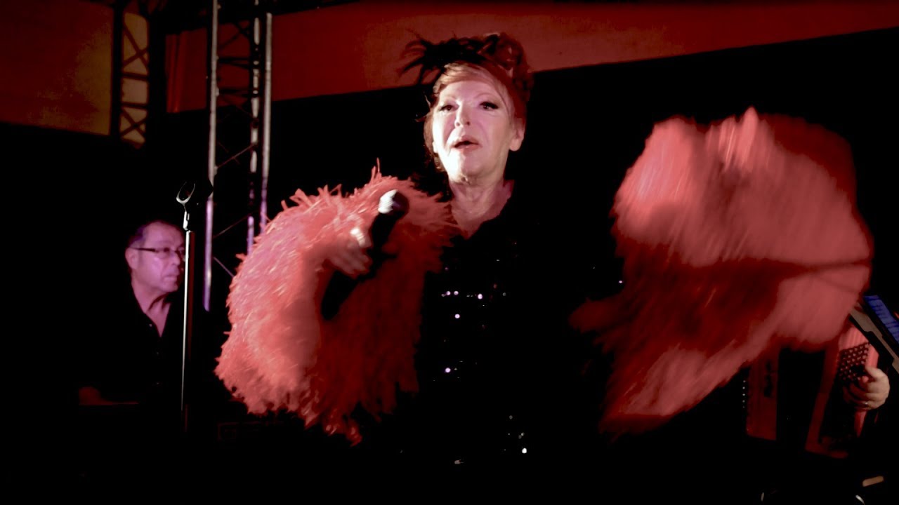 RÉGINE, 90 ans, à la Chope des Puces