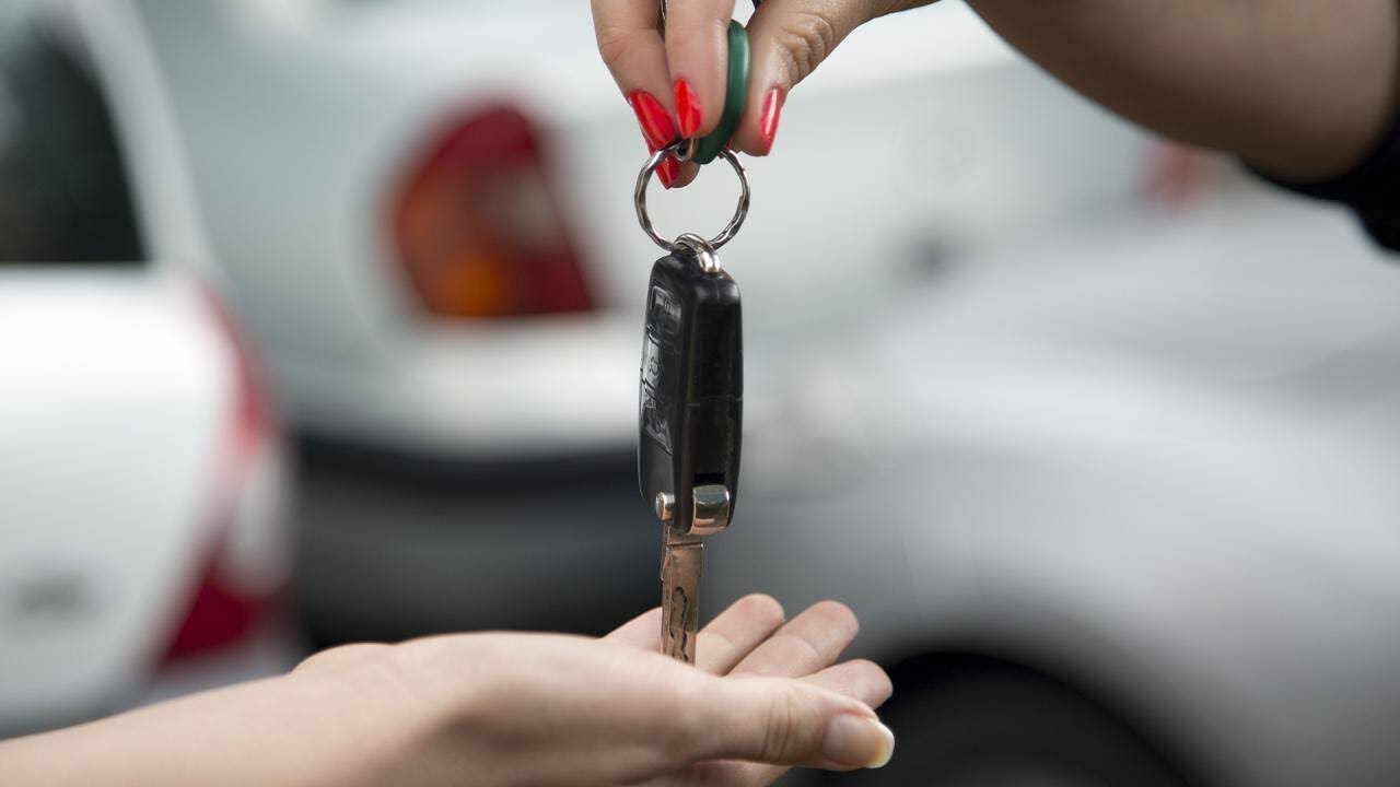 Travel Insider Reveals Secrets To Save Money On Car Rentals