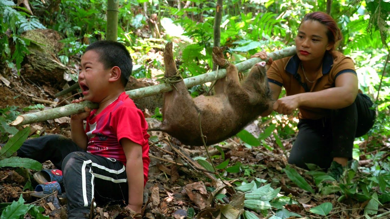 Single mother with her child, trapping wild boars, searching for wild food and survival skills