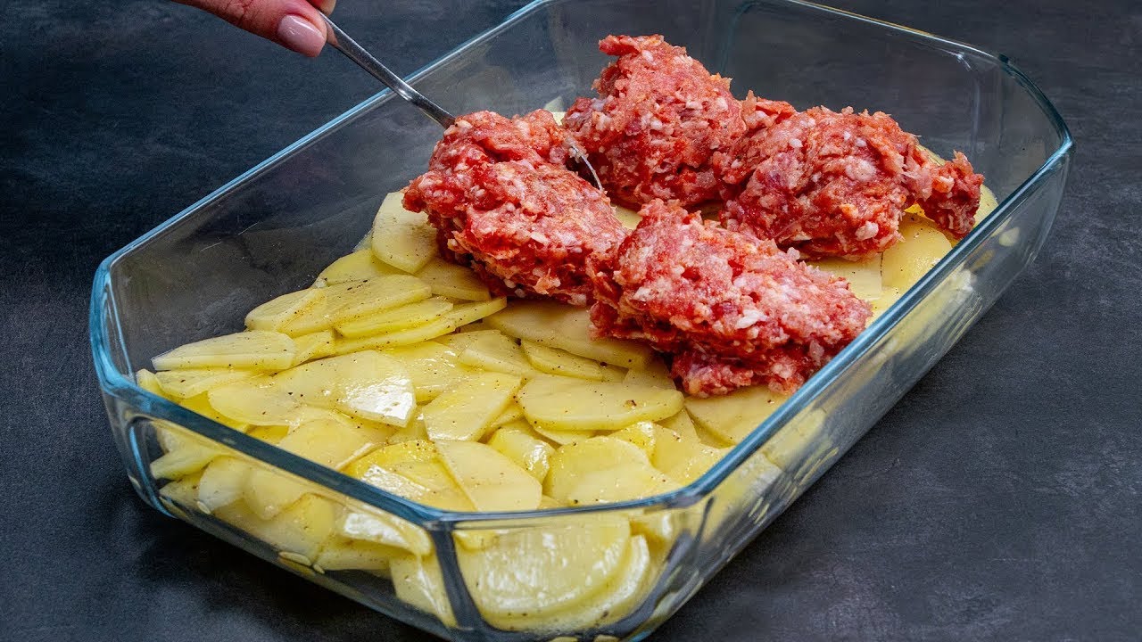 Cand nu ai timp pentru bucatarit, pune peste cartofi carne tocata si baga tava la cuptor! Cookrate