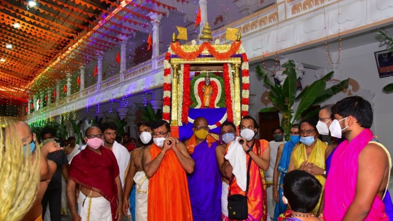 Dhareyoddharake Merevaru Gurugalu vara Mantralayadali