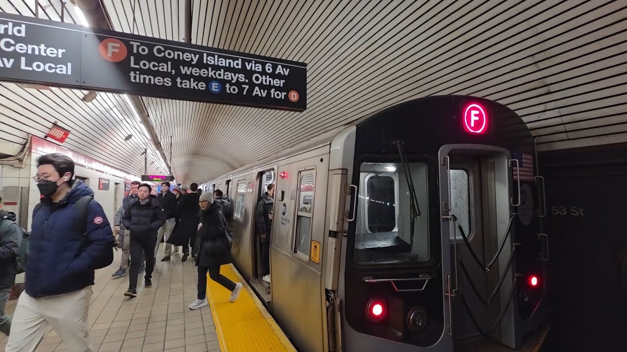 Последовательные поезда R160 (E) (F) в час пик утром на станции 5 Ave - 53 St! (Верхний уровень)