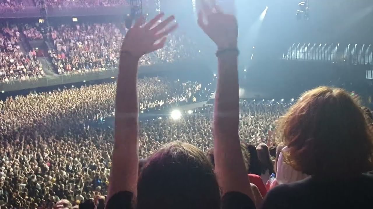 Billie eilish happier then ever tour 2022 Amsterdam