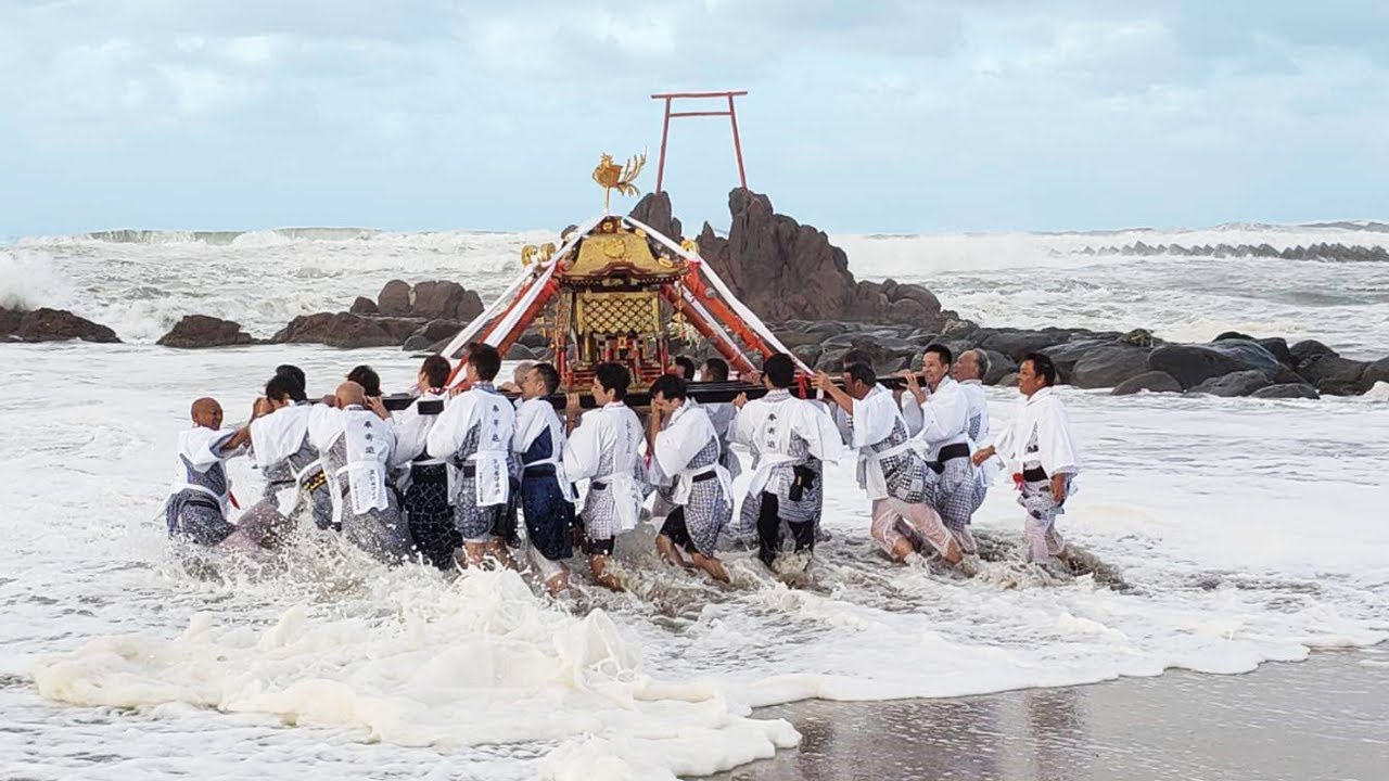 Ocean Shrine Carrying - Tottori Japan