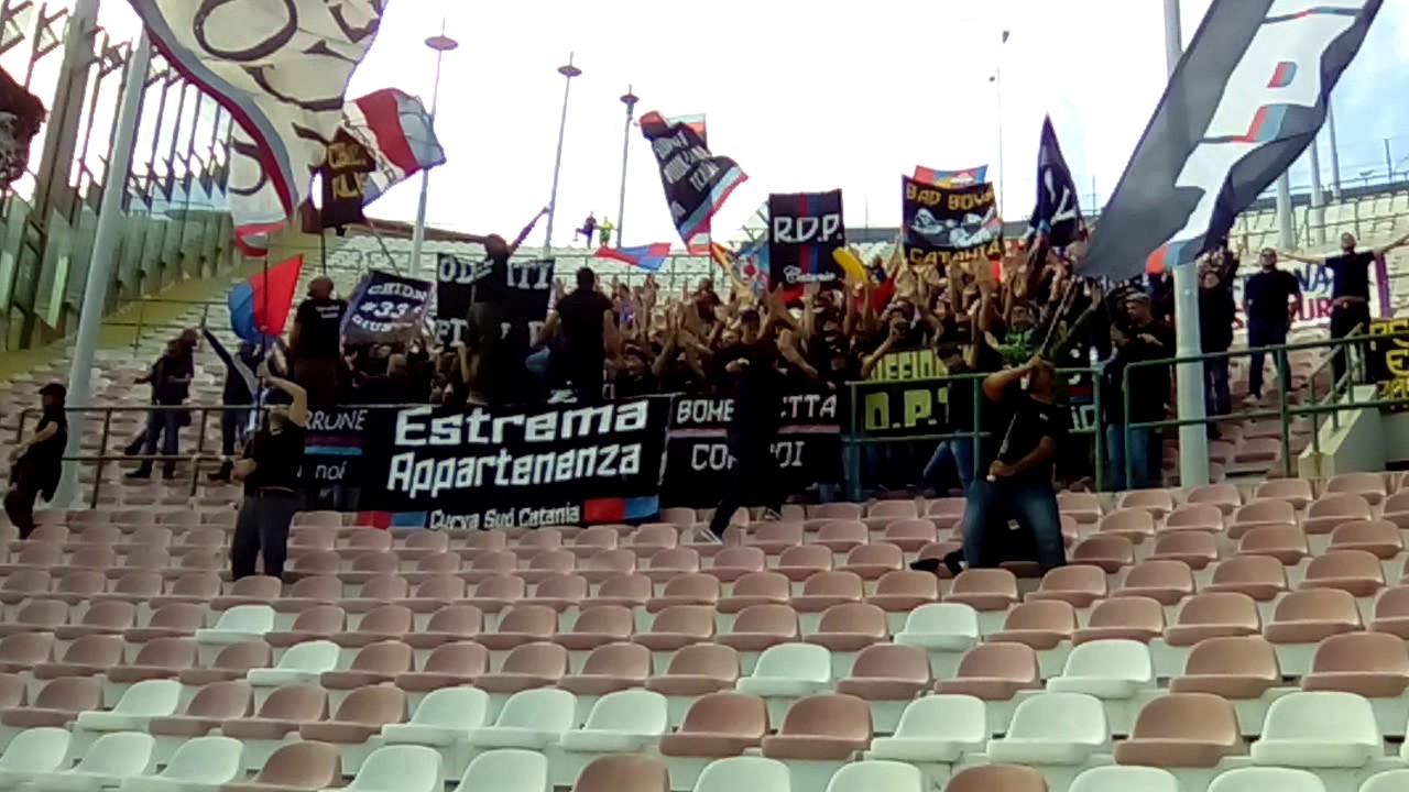 Tifosi del Catania a Messina.