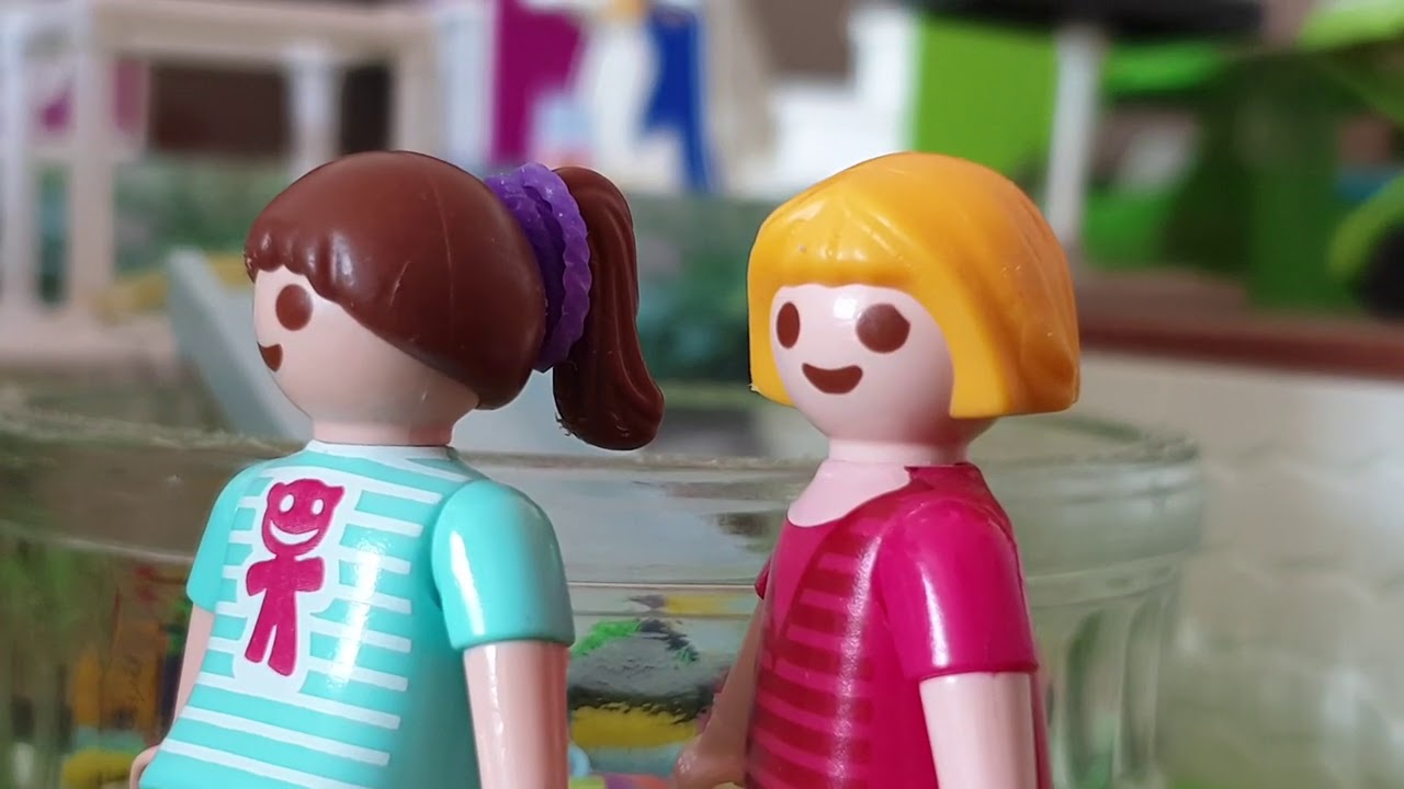 Chloé en français présente une histoire Playmobil : la soirée pyjama !!!🛌👭