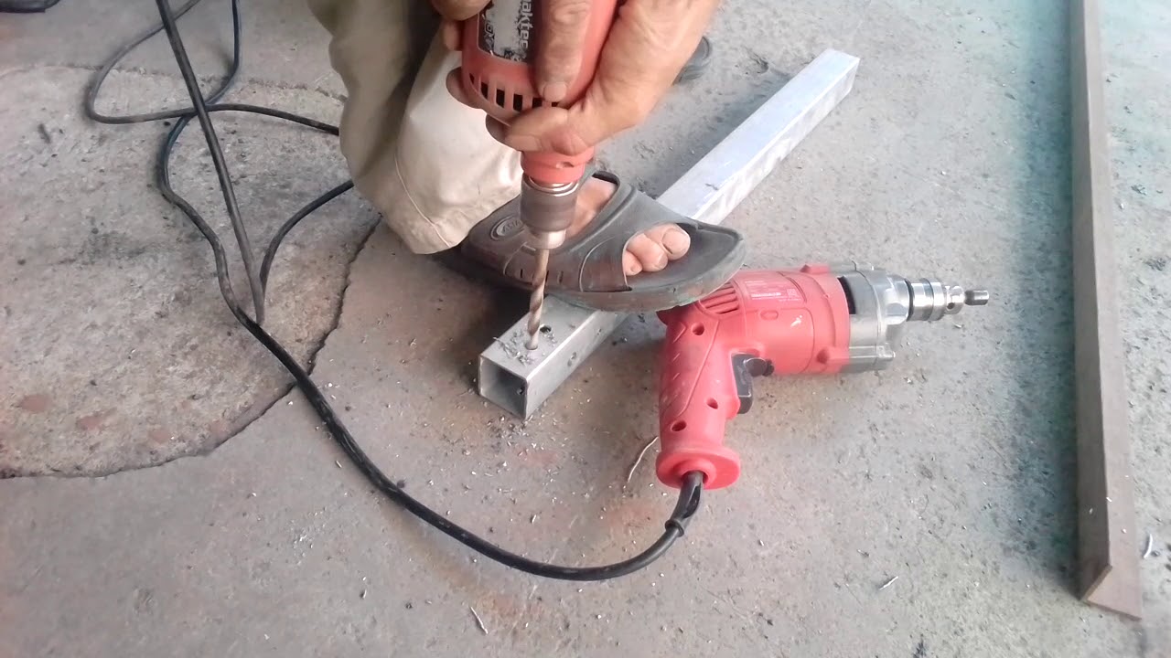 Cách sử dụng khoan cầm tay khoan sắt đúng kỹ thuật.