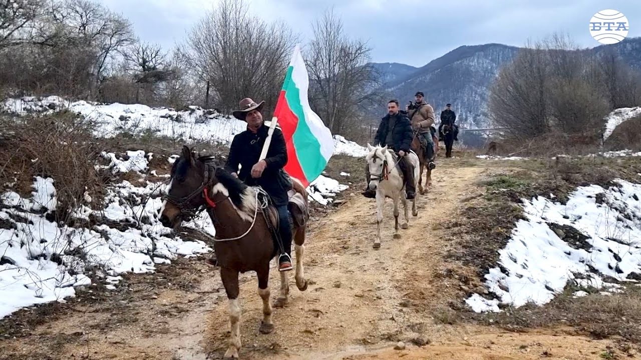 Група родопчани преминаха на коне през затворения граничен пункт при Рудозем в знак на протест