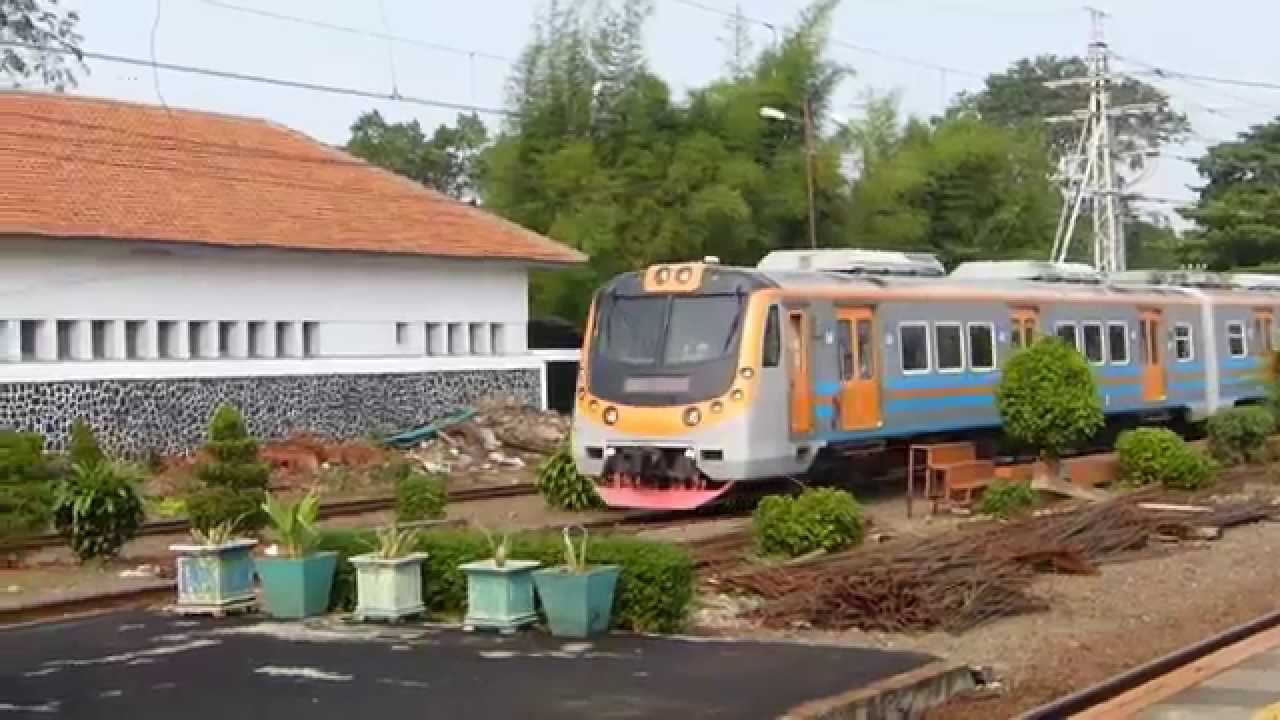 KRL KFW I-9000 Memasuki Stasiun Manggarai