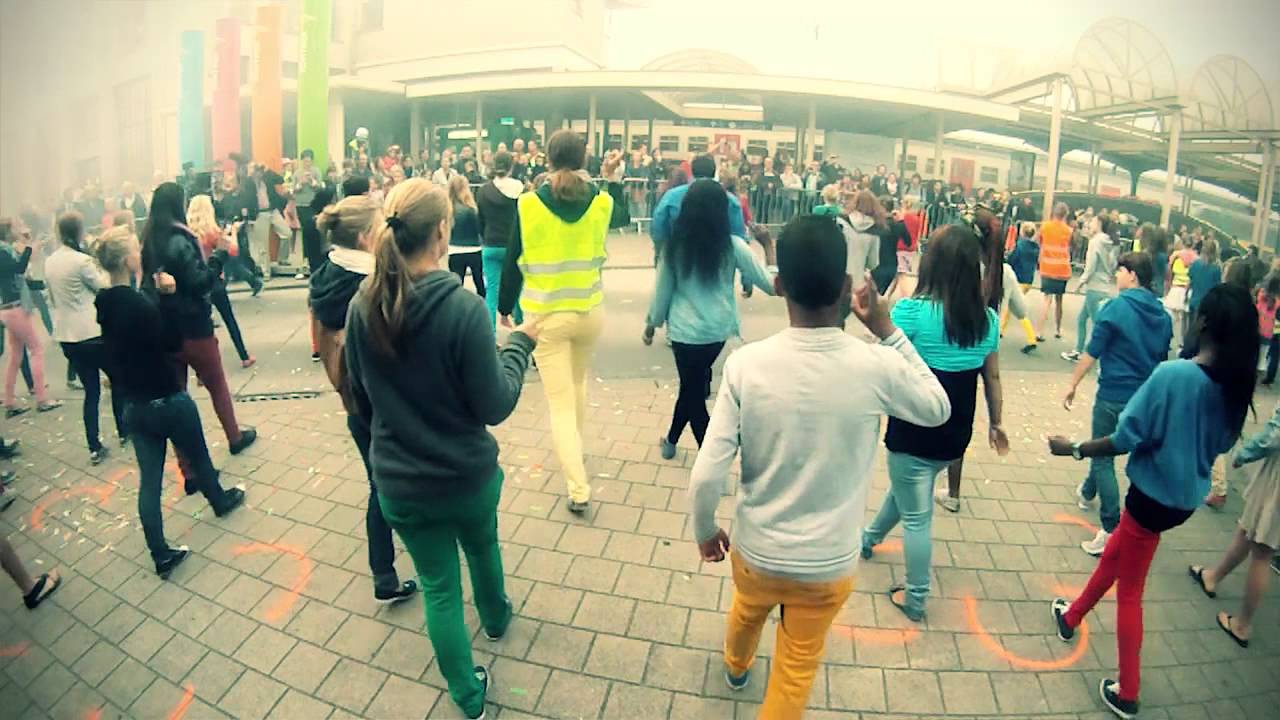 Veilig schoolbegin flashmob ism Passerellevzw in Kortrijk op de tonen van M'nB's