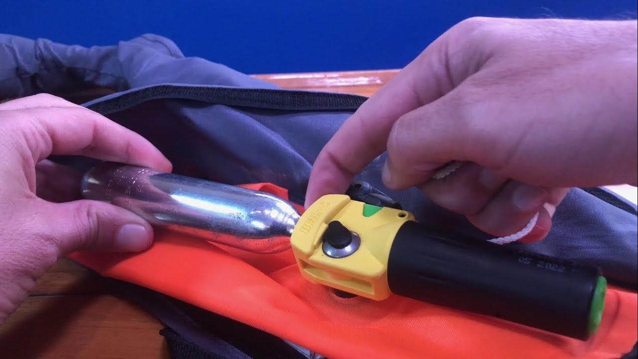 Revision chaleco salvavidas Decathlon: cambio botella aire CO2 y cartucho pastilla caducados