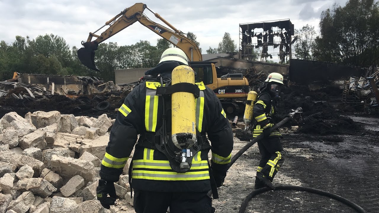 Großbrand in Ransbach-Baumbach gelöscht: Reifenlager stand in Flammen