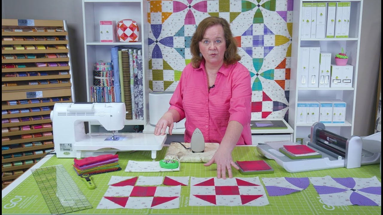 Узнайте, как сделать одеяло Happy Village Quilt размером 8 дюймов от GO Qube