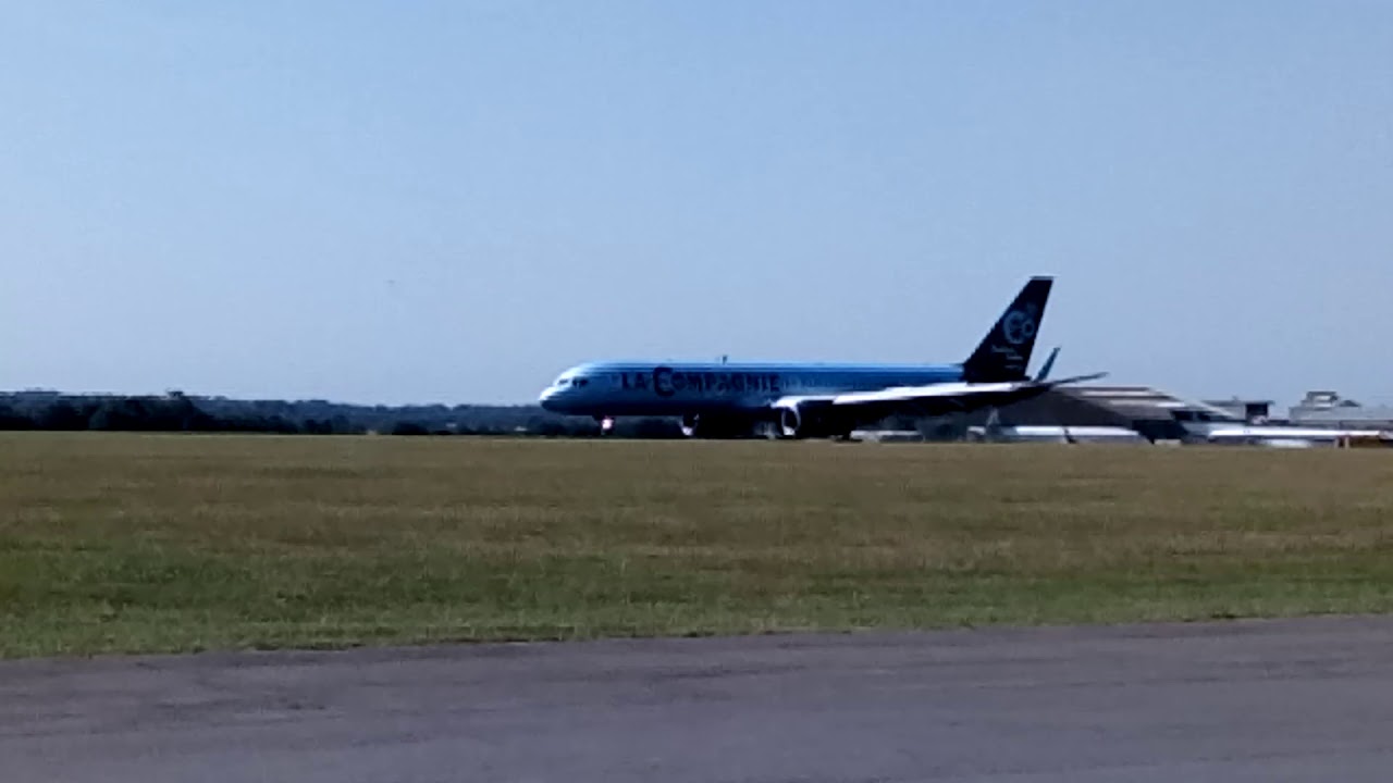 757 landing at Lasham