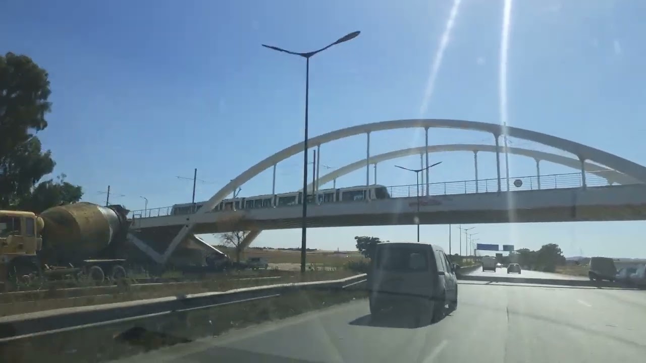 شاهدو كيف يمر ترامواي قسنطينة فوق الطريق السيار شرق غرب في لقطة نادرة