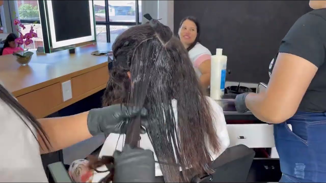 DICAS PARA CABELEIREIROS INICIANTES - COMO ALISAR UM CABELO CACHEADO E GROSSO SEM USAR FORMOL