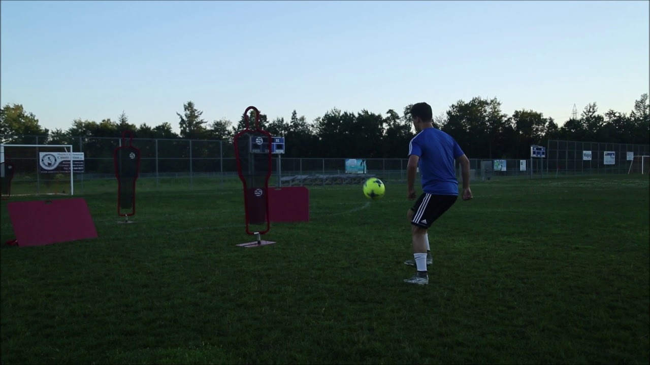 Enov Sport: entraînement de soccer avec planche de rebond et mannequins.