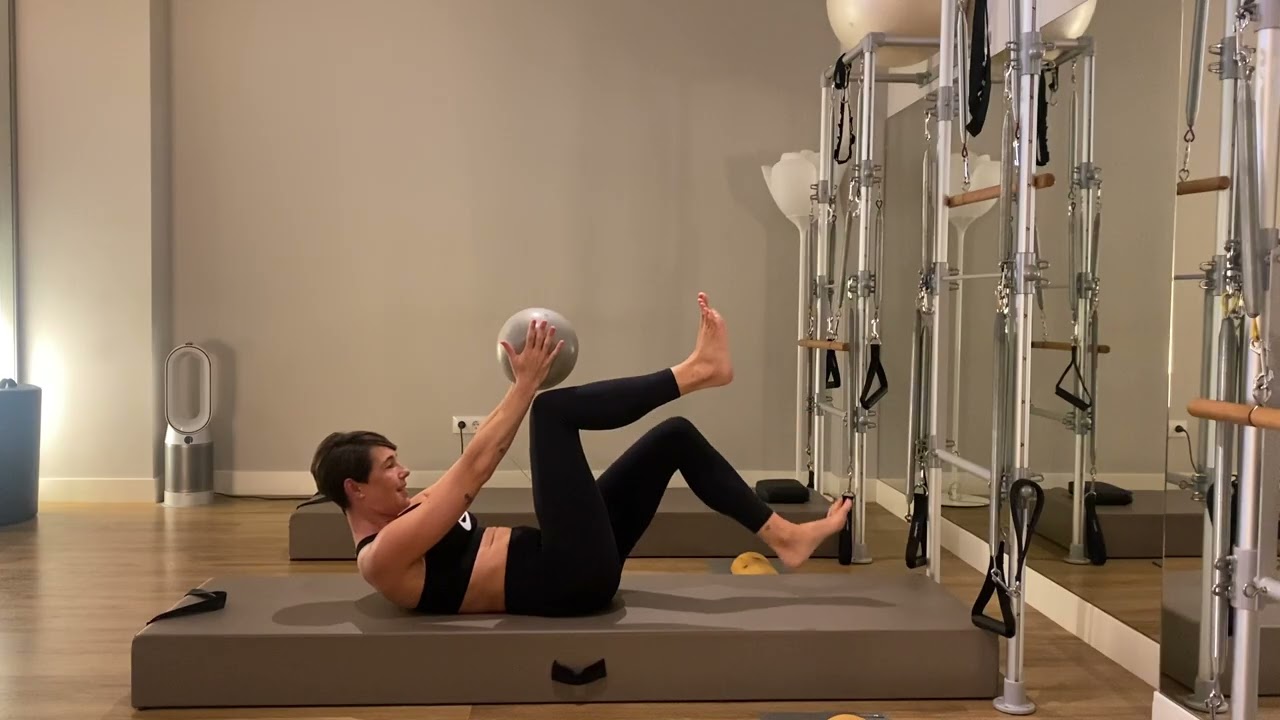 CLASE DE PILATES CON SOFTBALL. Nivel intermedio
