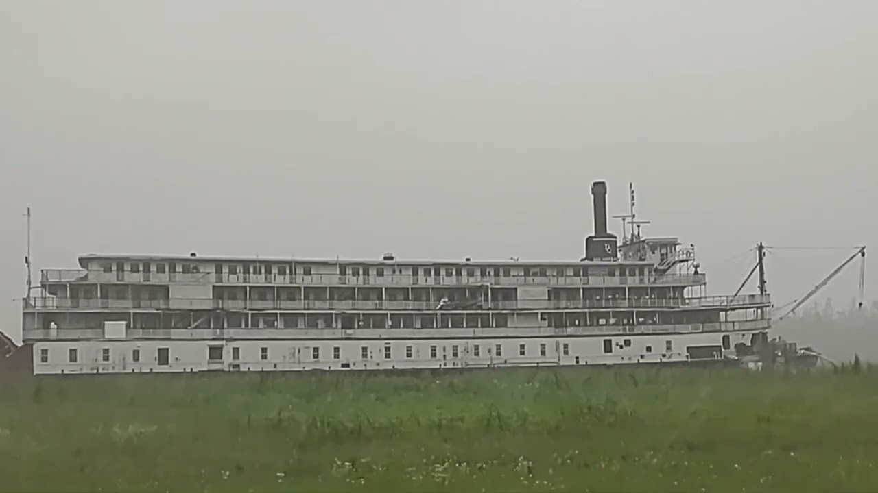 A Rainy Day Visit to the Famous DELTA QUEEN Steamboat!