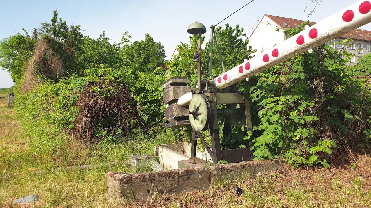 Läutewerk einer mechanischen Schranke während des Schließens im Bahnhof Wriezen