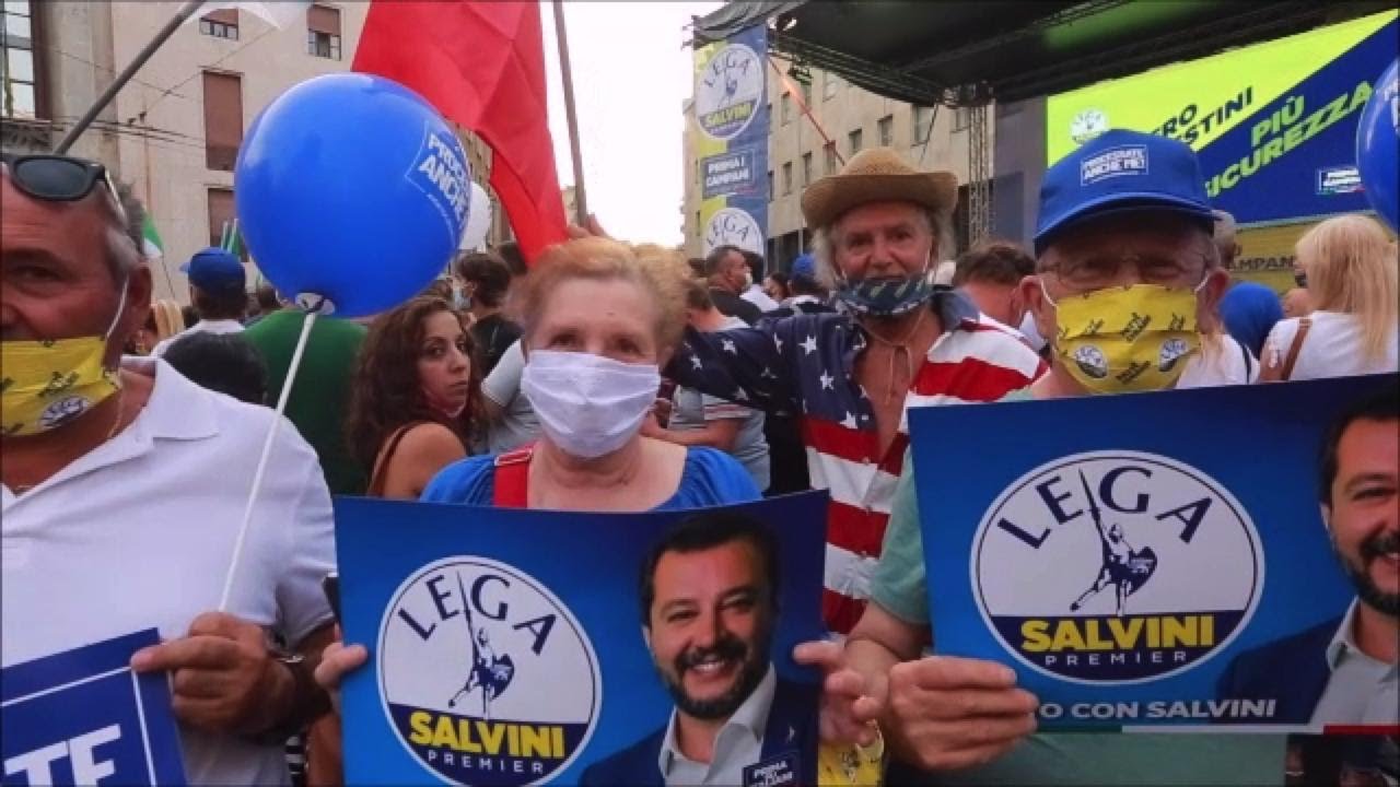 Il leader della Lega a Napoli, i suoi supporter: 